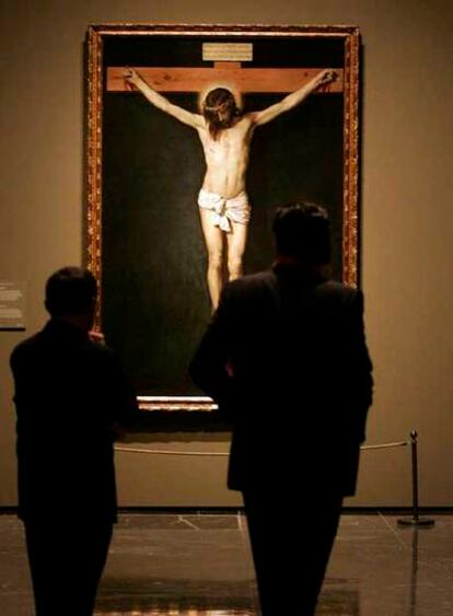 Dos personas observan el <i>Cristo crucificado</i> de Velázquez.