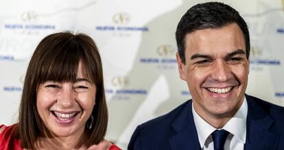 Francina Armengol y el líder del PSOE, Pedro Sánchez.