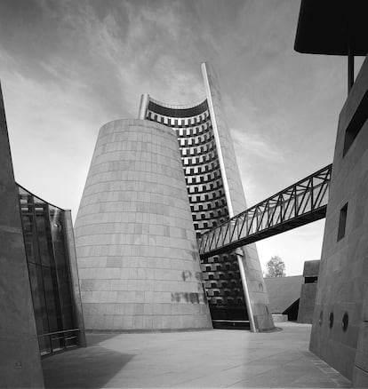 Esta apabullante construcción proyectada por el arquitecto austriaco Hans Hollein (1934-2014) presenta una superficie interior de placas de metal dorado que recubren el 'cono' cuando reciben la luz del sol. El complejo, un parque temático sobre volcanes y creación terrestre, se sitúa a una altura de 1.000 metros en la región francesa de Auvergne y cuenta con numerosos elementos simbólicos. Sin ir más lejos, el propio ‘cono’ representa un volcán más en un enclave de gran actividad sísmica en épocas pasadas (de hecho, se empleó roca volcánica para revestir sus paredes). Le acompaña una simulación de cráter que se adentra en la superficie, recordando al 'Viaje al centro de la tierra imaginado' por Julio Verne o el descenso a los infiernos de Dante.