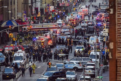 La policía de Nueva York trabaja en la zona de la explosión cerca de Times Square en Nueva York.