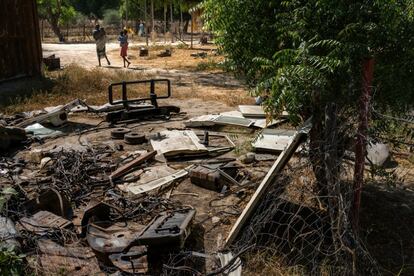 Algunos hombres caminan entre los restos destrozados y saqueados del hospital de MSF en Leer después de haber recibido suplementos alimenticios para sus hijos.