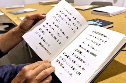 Un libro de Xu Bing, escrito solo con 'emojis'-