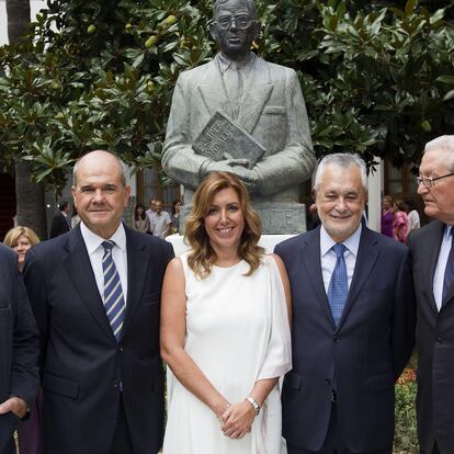 Los expresidentes andalues, José Rodríguez de la Borbolla, Manuel Chaves, Susana Díaz, José Antonio Griñán y Rafael Escuredo, en el acto de toma de posesión de Díaz en 2015.