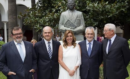 Los expresidentes de la Junta de Andalucía José Rodríguez de la Borbolla, Manuel Chaves, Susana Díaz, José Antonio Griñán y Rafael Escuredo, tras el acto de la toma de posesión de Díaz en el Parlamento andaluz el 7 de junio de 2013.