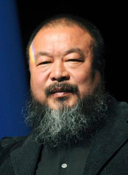 Una imagen de archivo del 26 de septiembre de 2010 que muestra al artista chino Ai Weiwei durante la entrega del premio 'Das Glas der Vernunft' en Kassel, Alemania