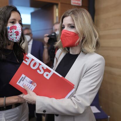 La nueva presidenta de la Asamblea de Madrid, Eugenia Carballedo (i) y la nueva portavoz del grupo parlamentario socialista en la Asamblea de Madrid, Hana Jalloul (d), a su salida del acto de constitución de la Asamblea de Madrid de la XII Legislatura, a 8 de junio de 2021, en Madrid (España). Este martes se constituye la Asamblea de Madrid tras los comicios del 4 de mayo, arrancando la XII Legislatura, que durará un máximo de dos años y en la que los 'populares' aglutinan 65 de los 136 escaños que componen la Cámara. El resto está repartido de la siguiente manera: 24 escaños Más Madrid, los mismos para el PSOE, 13 escaños para Vox y 10 para Unidas Podemos.
08 JUNIO 2021
Eduardo Parra / Europa Press
08/06/2021