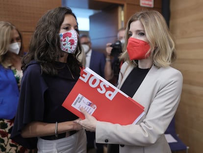 La nueva presidenta de la Asamblea, Eugenia Carballedo, y la nueva portavoz del grupo parlamentario socialista, Hana Jalloul.