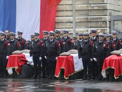 Macron preside el funeral por las víctimas del atentado en la prefectura.