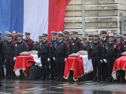 Macron preside el funeral por las víctimas del atentado en la prefectura.