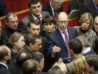 Yatseniuk, no Parlamento de Kiev em dezembro passado.