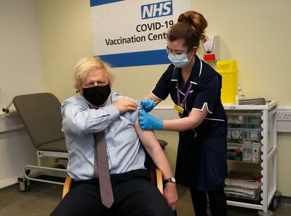 Boris Johnson recibía la primera dosis de la vacuna contra la covid-19, en un hospital en Londres, el 19 de marzo de 2021. 