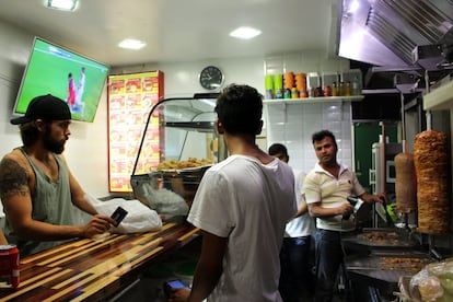 Tomar un 'kebab' tras una noche de juerga es algo habitual en Madrid. En un restaurante de La Latina lo sirve Nazmul Huda, un bangladesí de 36 años, que como muchos de sus compatriotas regenta este tipo de establecimientos a pesar de que la comida es de origen turco.