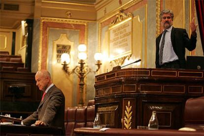 Josep Antoni Duran Lleida, durante su intervención en el Congreso. A la derecha, Manuel Marín.
