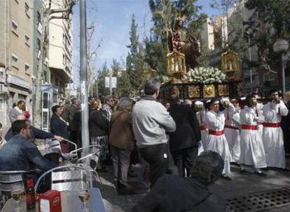 Un momento de la <i>procesión de la borriquita,</i> ayer en L'Hospitalet.