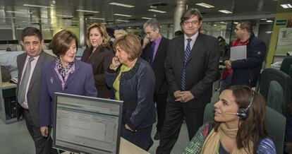 La consejera María José Sánchez, con chaqueta morada, en la empresa Salud Responde en Jaén.