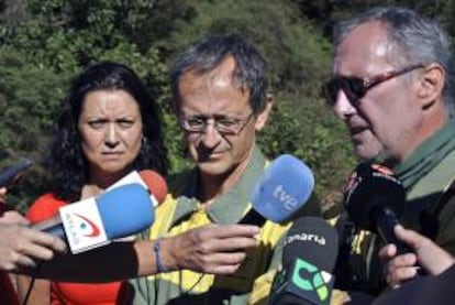 De izda. a dcha. la consejera de Territorio del Cabildo gomero, Carmen Rodríguez (i), junto al director del Parque Nacional de Garajonay, Ángel Fernández, y el director de Extinción de Incendios, Javier Ceijas, atienden a los medios hoy en Laguna Grande para informar del incendio que afecta a gran parte de la isla.