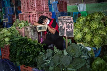 Una mujer con mascarilla en un puesto de un mercado de alimentos en Lima, Perú, el pasado 11 de abril.
