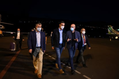 Prime Minister Pedro Sánchez (c) arrives in La Palma on Sunday evening.