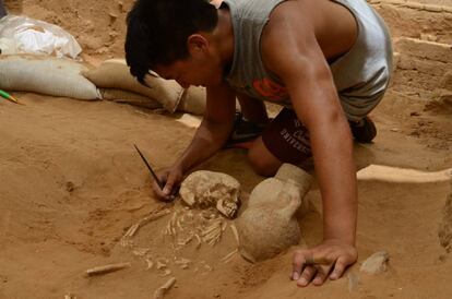 Un voluntario desentierra el cadáver de un niño en Ascalón (Israel), en 2016.