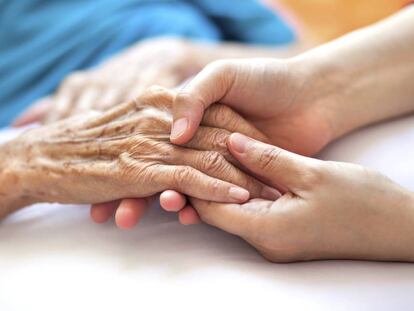 Cuidadores de mayores al alcance del móvil