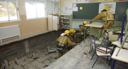 Los bomberos en el colegio de Santa Pola que se hundió.