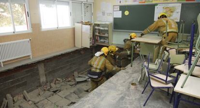 Los bomberos en el colegio de Santa Pola que se hundi&oacute;.