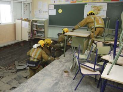 Los bomberos en el colegio de Santa Pola que se hundi&oacute;.