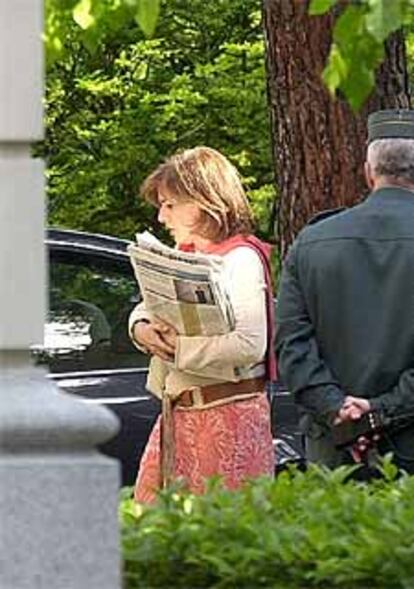 La esposa del presidente, Ana Botella, y <i>número tres</i> de la lista del Partido Popular en el Ayuntamiento de Madrid, con los periódicos del día antes de partir del Palacio de la Moncloa a iniciar su agenda electoral.