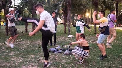 Jóvenes de botellón en los jardines del Templo de Debod de Madrid el pasado 18 de julio