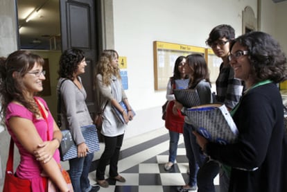 Un grupo de alumnas de sexto de Medicina, en la facultad de la Universidad de Barcelona.