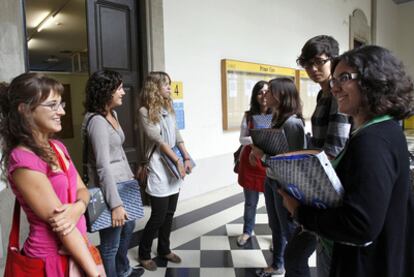 Un grupo de alumnas de sexto de Medicina, en la facultad de la Universidad de Barcelona.