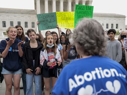 Activistas a favor y en contra del aborto se manifiestan frente al Tribunal Supremo de Estados Unidos, en Washington.
