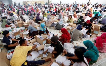 Cientos de trabajadores empaquetan este miércoles papeletas electorales de cara a las próximas elecciones generales que celebrará el país el 17 de abril, en Bogor (Indonesia).