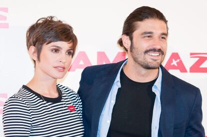 Álex García y su pareja, Verónica Echegui, en la presentación de 'Kamikaze', en 2014.
