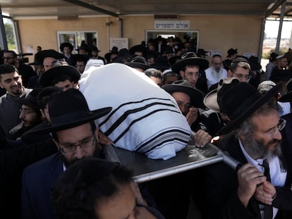 Funeral por una de las víctimas en los atentados, el miércoles en Bnei Brak (Israel).