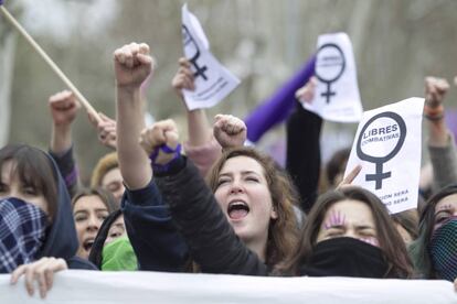 Varias jóvenes alzan el brazo en señal de protesta durante la manifestación en la Ciudad Universitaria de Madrid, durante el Día Internacional de la Mujer en 2018.