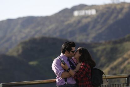 Um casal no Observatório de Griffith, com o letreiro de Hollywood ao fundo, em Los Angeles, Califórnia (EUA), em 14 de março de 2016.