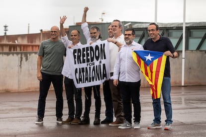 Algunos de los líderes independentistas que fueron encarcelados a su salida de la prisión de Lledoners (Barcelona), en junio de 2021.