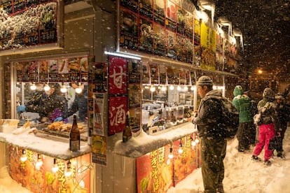 Un puesto de comida en el Festival de la Nieve de Sapporo (Japón).