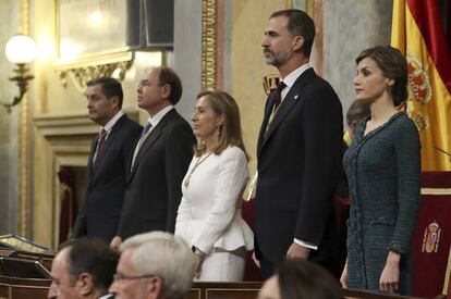 Los Reyes, junto a los presidentes, del Congreso, Ana Pastor (c), y del Senado, Pío García-Escudero (2i), al inicio de la sesión solemne de la apertura de las Cortes en la XII Legislatura.