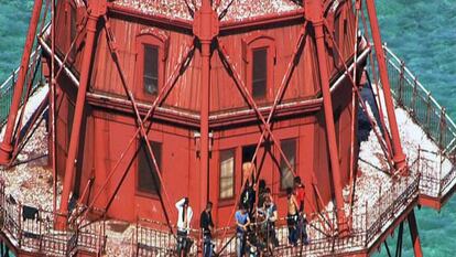 Los migrantes cubanos subidos al faro de Florida.
