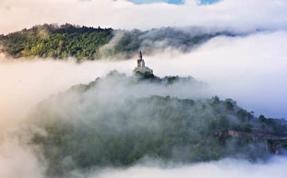 Vista de la fortaleza de Tsarevets una mañana de niebla, en Veliko Tarnovo.