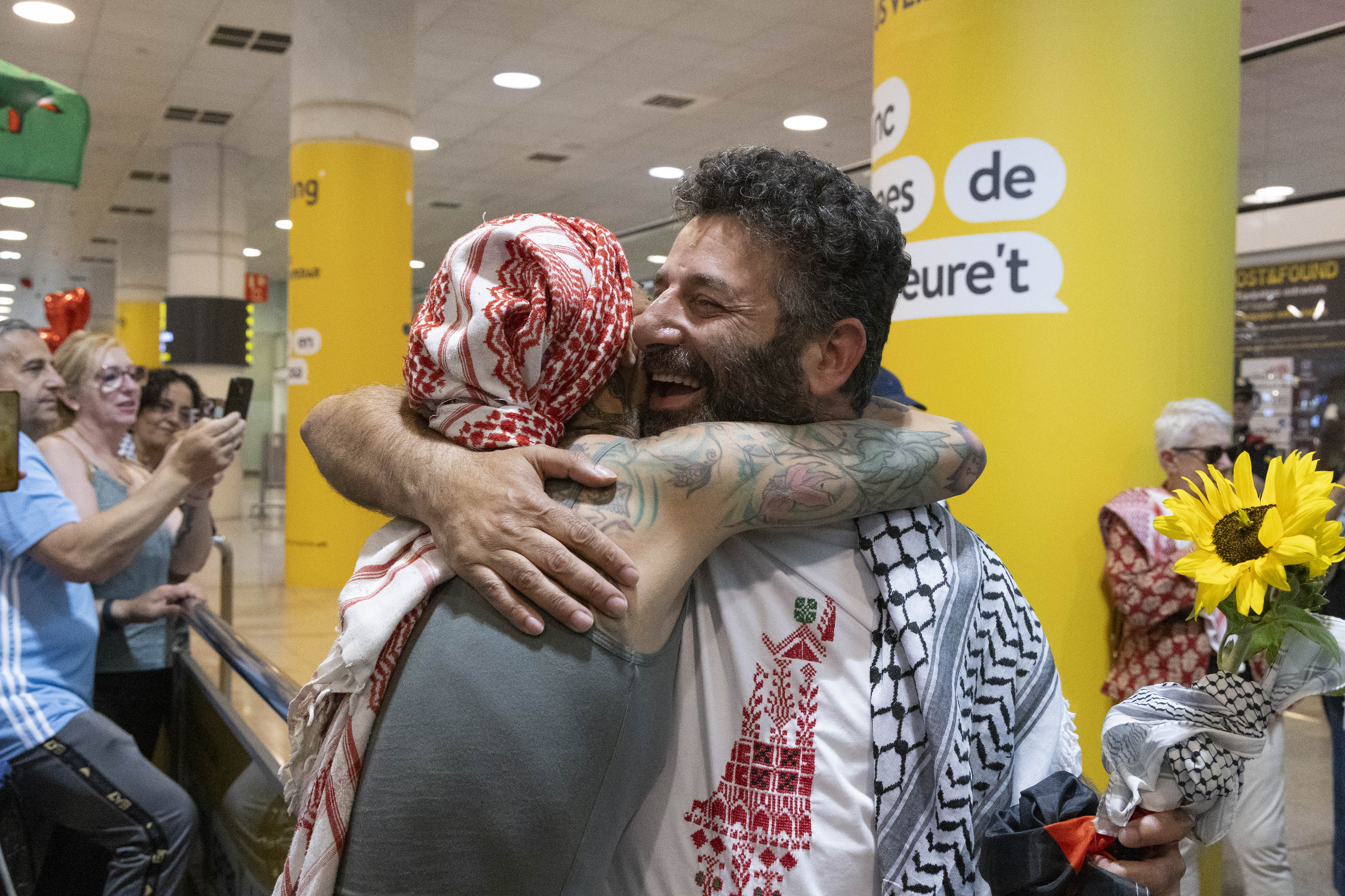 Saif Abukeshek, el activista español detenido en Israel, tras su liberación: “Violan los derechos humanos en cualquier momento y espacio”