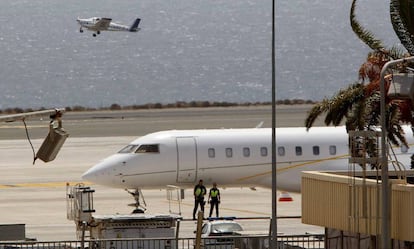 Agentes en el aeropuerto de Gran Canaria en una imagen de archivo.