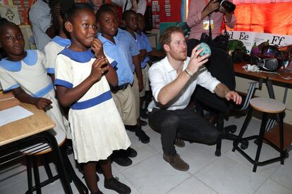 Enrique juega con los estudiantes durante su visita a Holy Trinity Primary School y Nursery en el tercer día de una visita oficial por el Caribe.