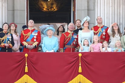 La reina Isabel II (centro) acompañada por el resto de miembros de la familia asisten al desfile desde el balcón del palacio de Buckingham.