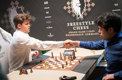 Nakamura (derecha) felicita a Carlsen tras la victoria del noruego en la primera ronda del torneo de Weissenhaus (Alemania), este viernes