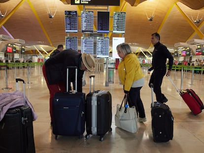 Pasajeros en la zona de facturación de la Terminal 4 del aeropuerto Adolfo Suárez Madrid-Barajas.