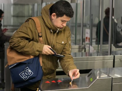 Un usuari del metro a l'estació de plaça Espanya.