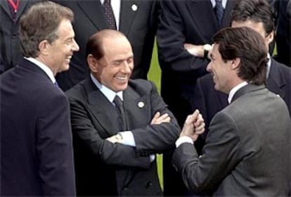 Aznar bromea con Blair y con Berlusconi antes de la foto de familia.